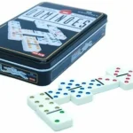 Vedd meg online Dominó készlet, dupla 6-os, színes pöttyökkel, fém dobozban -695101