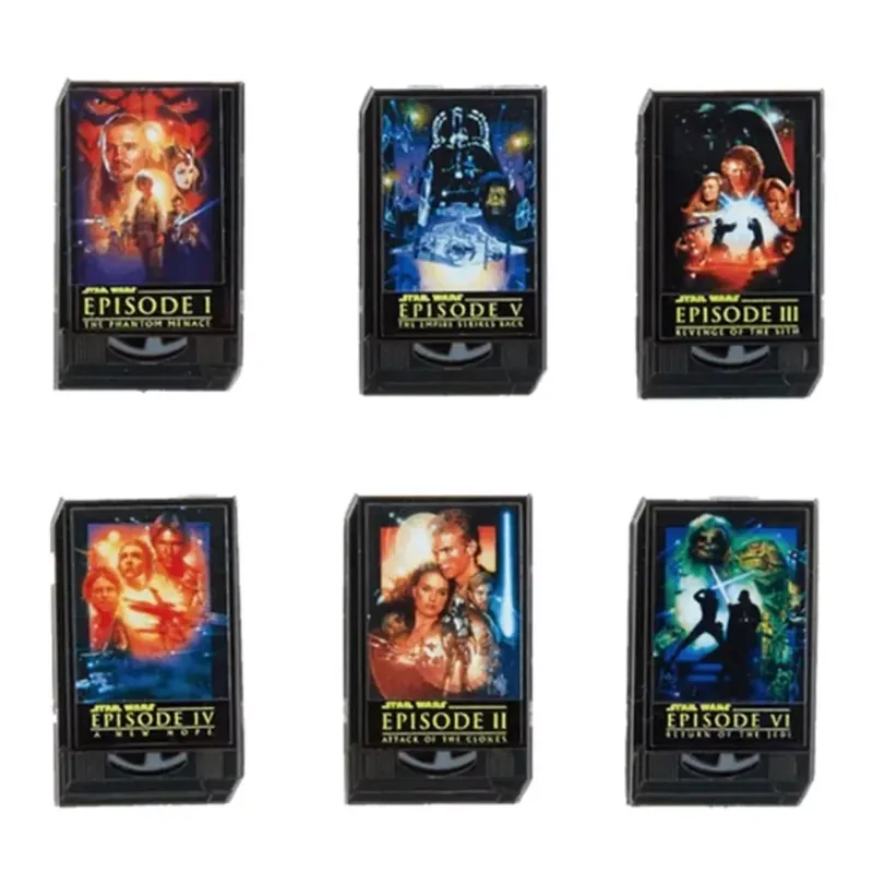 Vedd meg online Loungefly Star Wars VHS Casettes zsákbamacska kitűző